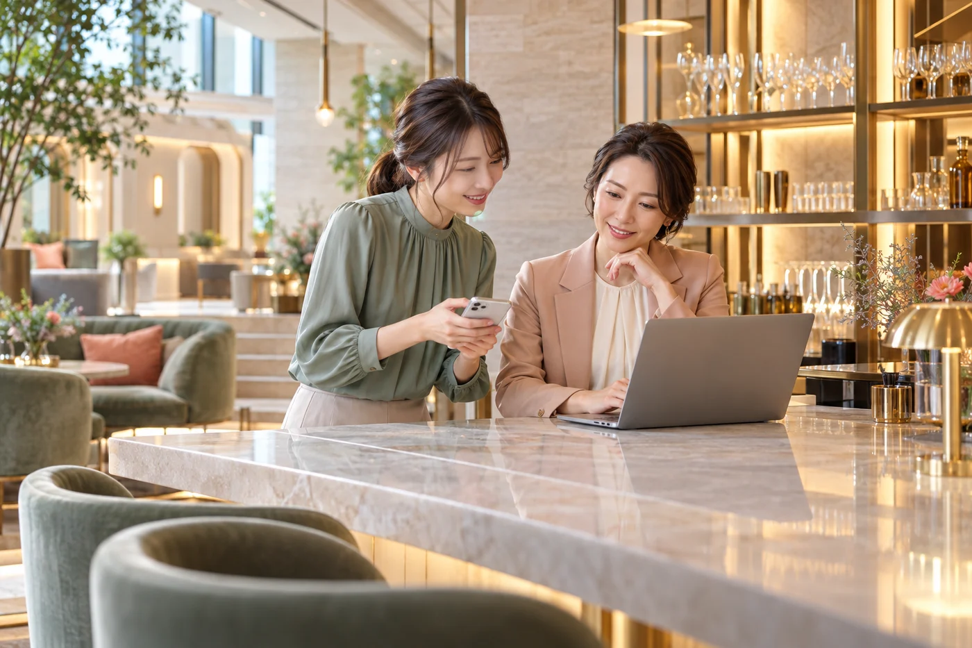明るい店内でスマホとPCを使って出勤を確認するスタッフと店長の生成イメージ